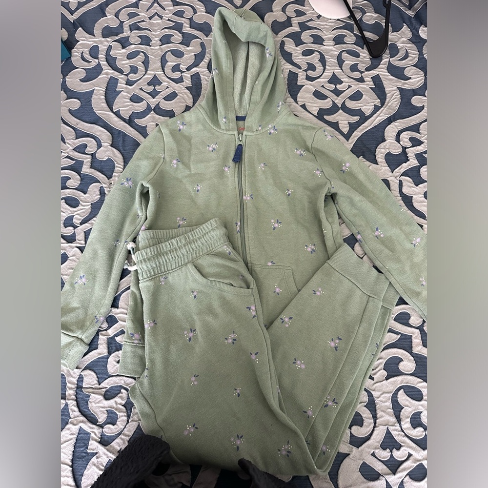 Girls cat and jack fleece outfit. Sweater and joggers